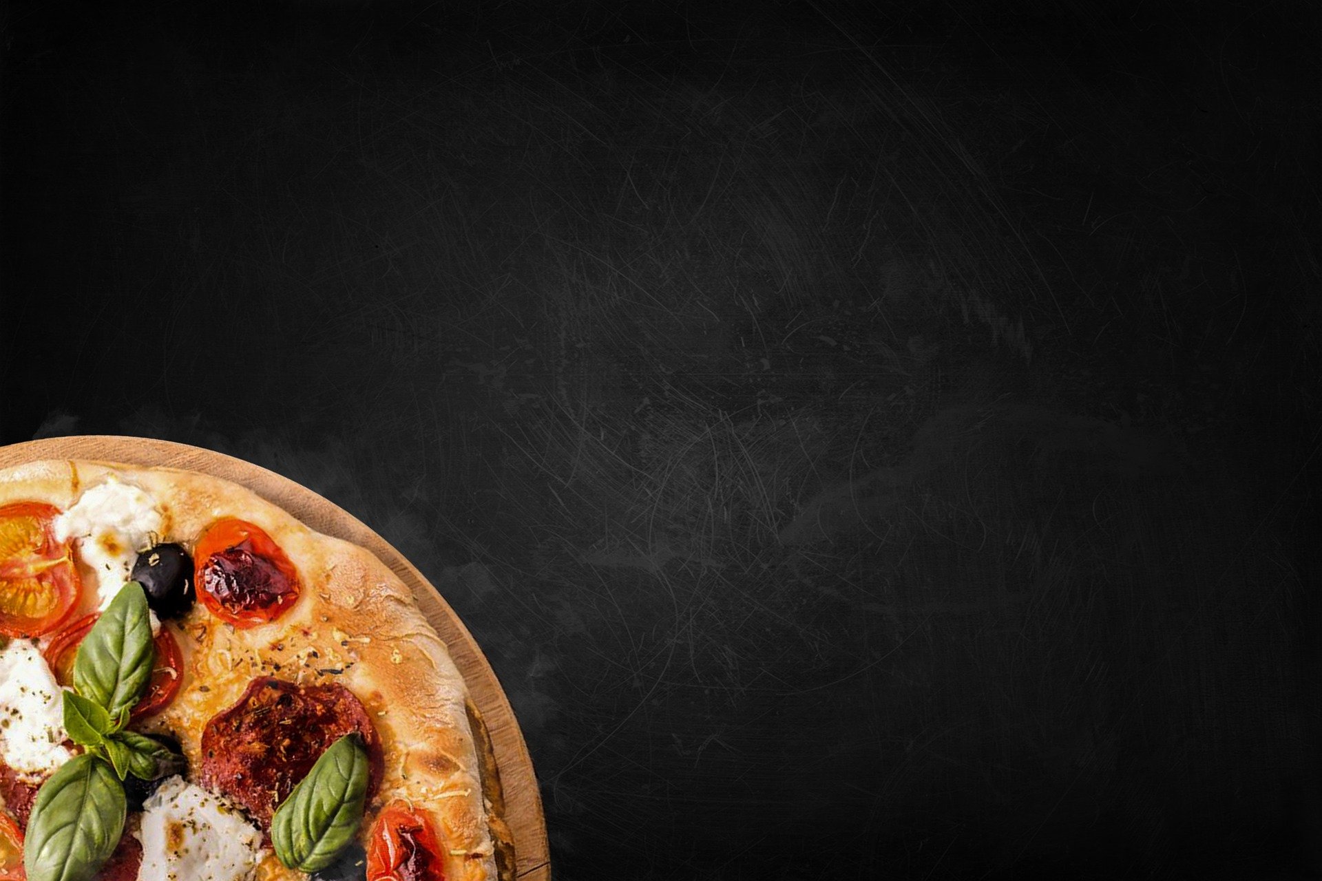 Pizza au feu de bois garnie, spécialité de la pizzeria Au Tilleul à Artolsheim